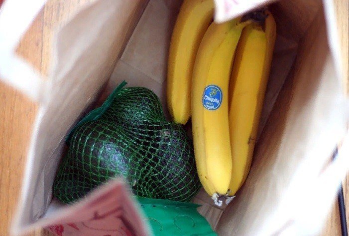 Авокадо с бананом для созревания в пакете