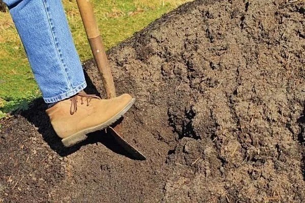 Копать лопатой