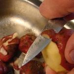 Чего стесняется картофель: почему он розовеет при чистке