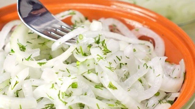 Как замариновать лук для селедки соленой