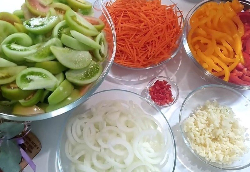 Помидоры зеленые с корейской морковью