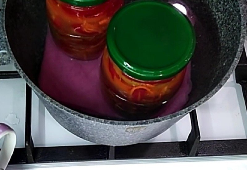Стерилизация банок в кастрюле с помидорами
