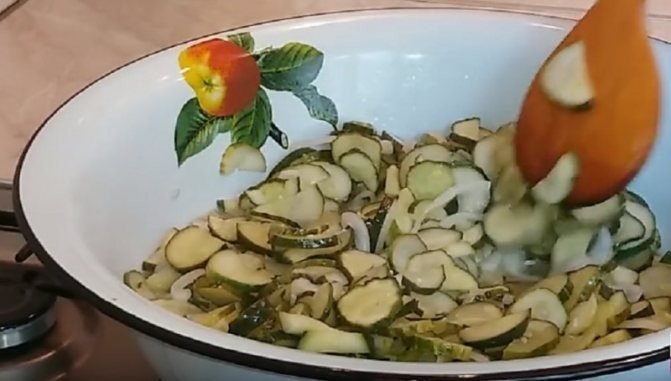 Салат из кабачков с петрушкой и чесноком на зиму