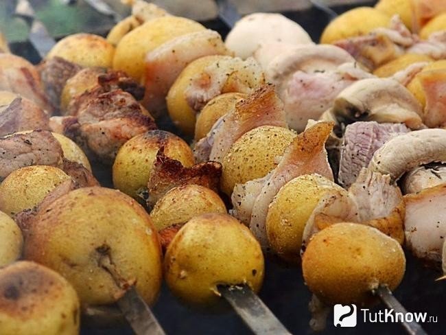 Картошка с салом на шампурах на мангале