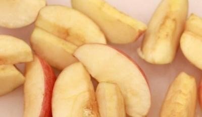 Нарезать яблоки крупными дольками