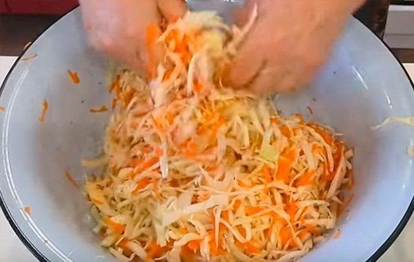 Салат весенний из капусты и моркови с уксусом