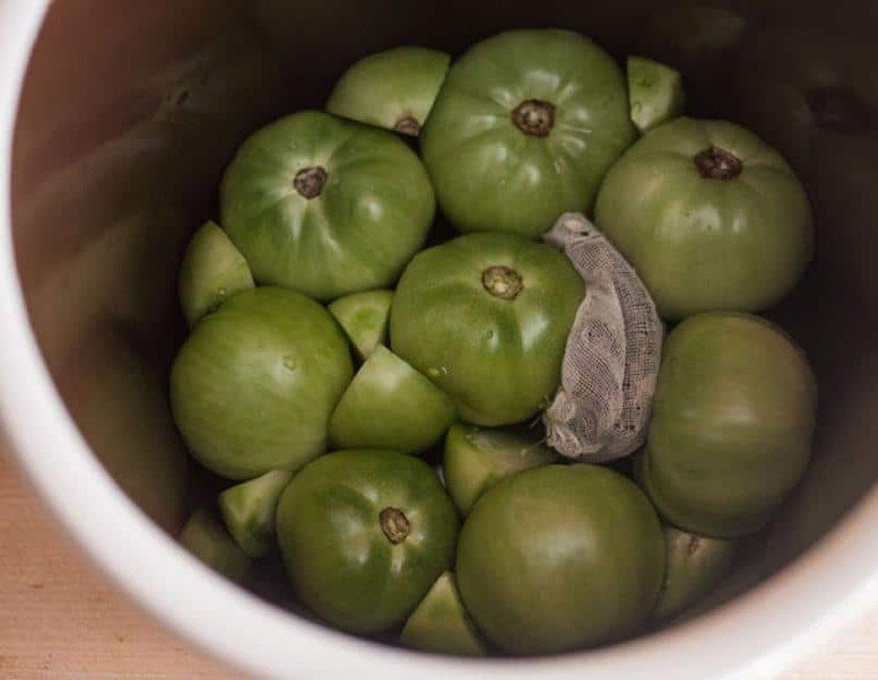 Зеленые помидоры в кастрюле