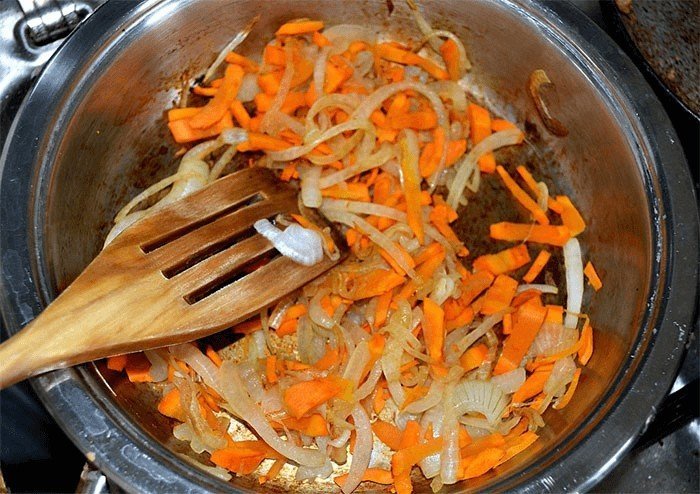 Тушить кабачки с морковью и луком в кастрюле
