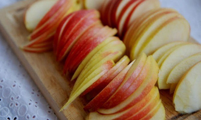 Нарезанные яблоки дольками в тесте