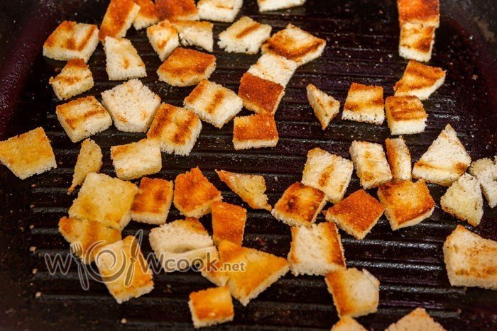 Жареный хлеб на сковороде кубиками